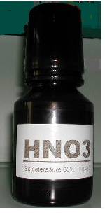 Lacide nitrique est un liquide incolore et corrosif dont les vapeurs attaquent les muqueuses.