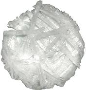 cristaux orthorhombiques incolores de salpêtre - ce sel est utilisé dans les explosifs et les engrais ainsi que pour la conservation de viandes
